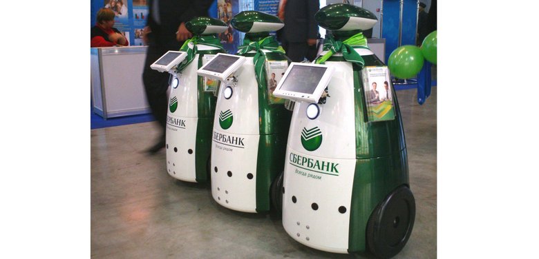 Роботы Promobot в отделении «Сбербанка». Фото: «Сбербанк»