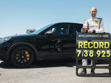 slide image for gallery: 28122 | Porsche Cayenne