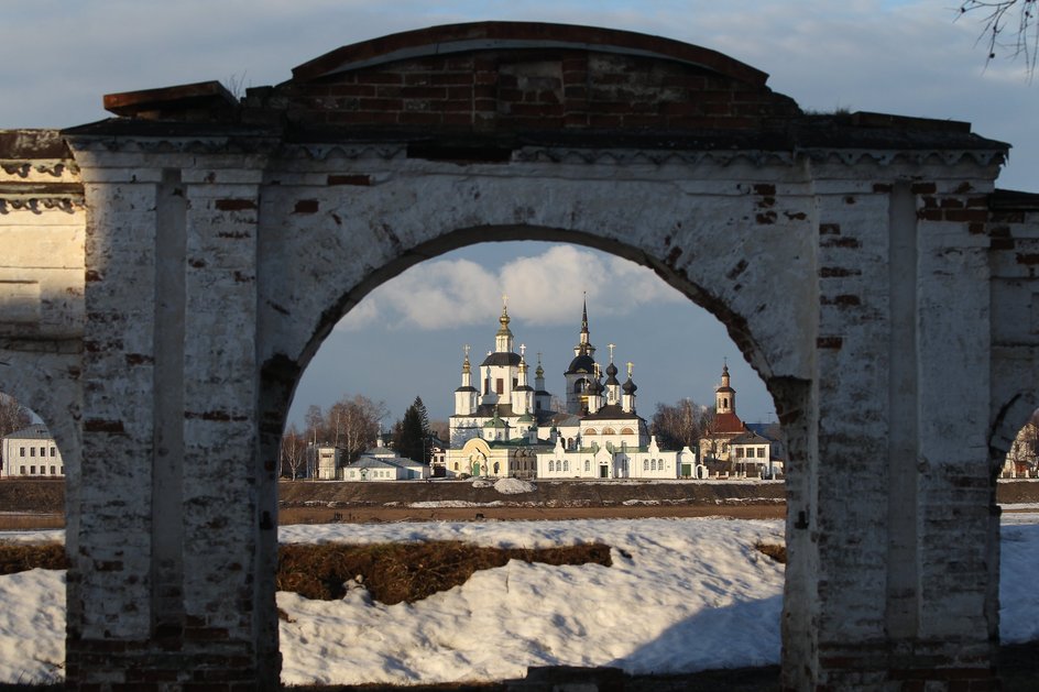 Вид от надвратной группы церквей Сергия Радонежского и Дмитрия Солунского на Успенский собор в Великом Устюге