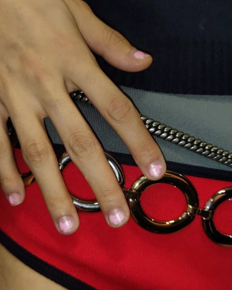 Облезлые ногти с показа Miu Miu Облезлые ногти с показа Miu Miu