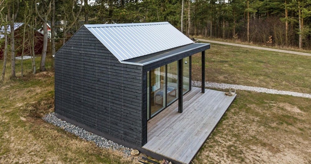 Маленькая дача 24 м²: скромный скандинавский интерьер, панорамные окна, спальня на антресоли