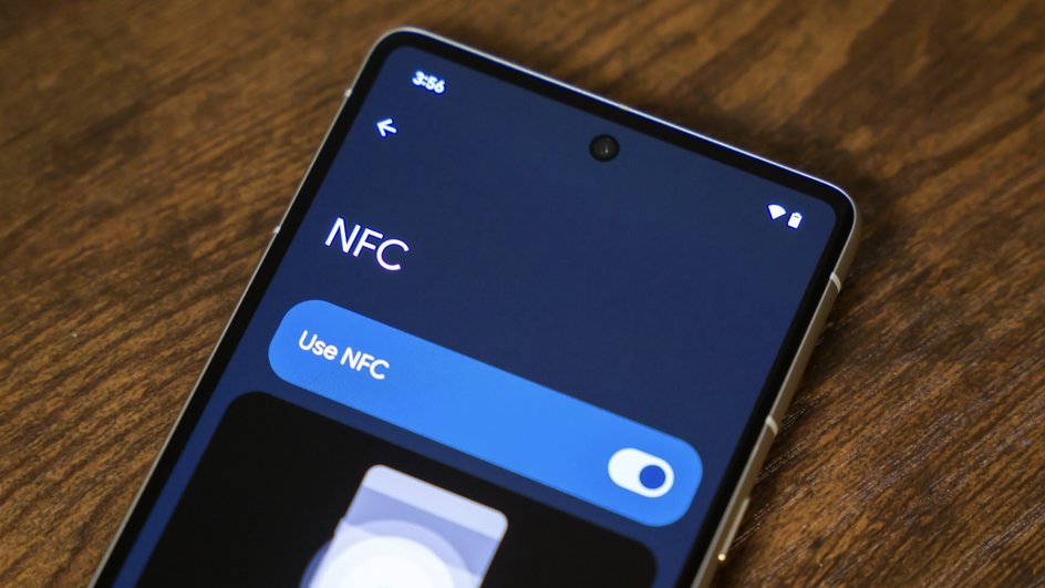 Android-смартфон с включенной функцией NFC