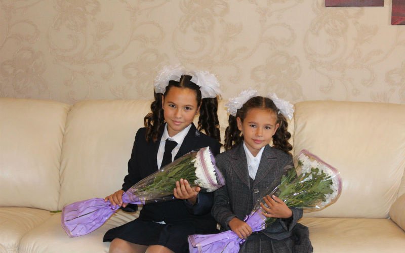 Сестры Карина (6 класс) и Лиана (1 класс).