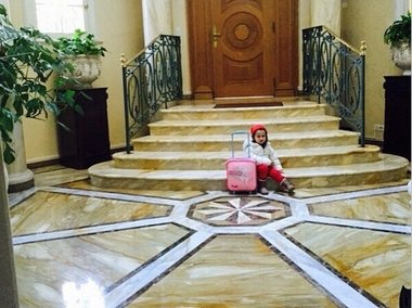 Slide image for gallery: 4723 | Виктория Боня показала роскошную прихожую в своем доме в Монако, а заодно рассказала забавные подробности о своей дочке: «Анджелиночка у нас без любимого чемоданчика никуда! Естественно, собирает только все самое «необходимо