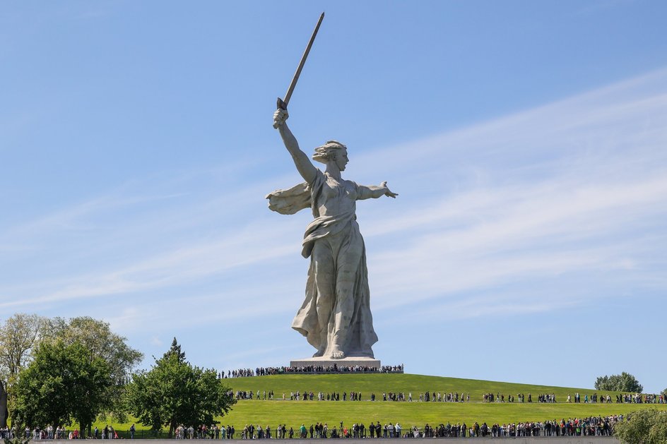 Скульптура "Родина-мать зовет!" в Волгограде
