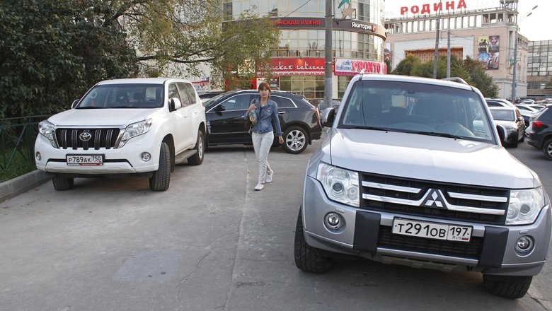 Как поступить, если ваш автомобиль заблокировали во дворе - Российская газета