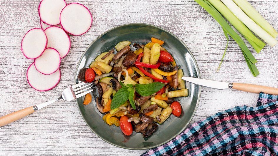 Тарелка с салатом из жареных маслят, овощей, зелени и куриного филе Тарелка с салатом из жареных маслят, овощей, зелени и куриного филе