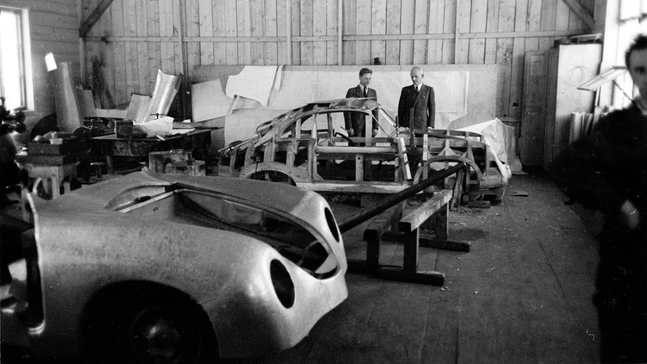 Эрвин Коменда (справа) в кузовном цеху Porsche