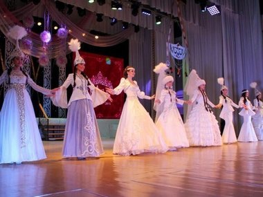 Slide image for gallery: 5250 | Комментарий «Леди Mail.Ru»: Традиционный выход в бикини в этом году заменили спортивным номером, а демонстрацию вечерних нарядов — показом обряда «Проводы невесты» и дефиле в свадебных платьях
