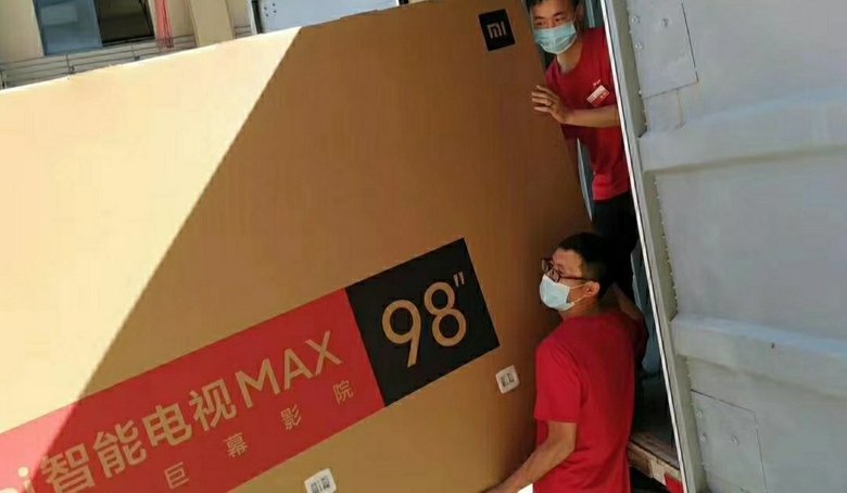Только посмотрите, какая огромная у Redmi Max коробка. Фото: @xiaomishka / Twitter