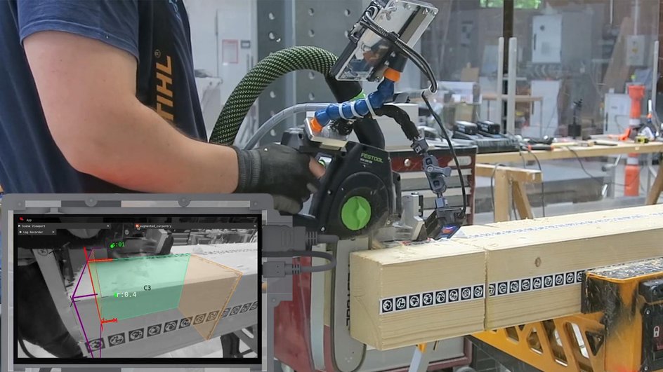 специалист работает с Augmented Carpentry специалист работает с Augmented Carpentry