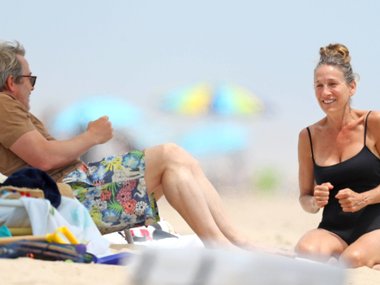 Slide image for gallery: 16056 | Сара Джессика Паркер с мужем на пляже в Хамптонсе. Фото: legion-media.ru