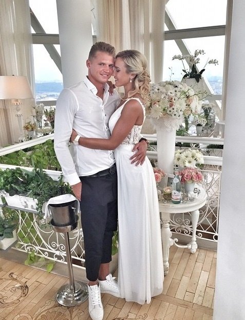 Дмитрий Тарасов и Ольга Бузова поженились три года назад. Годовщину семейной жизни они отметили в столичном ресторане