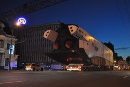 Погрузка и ночное передвижение «Бурана» на ВДНХ. Фото: агентство «Москва»