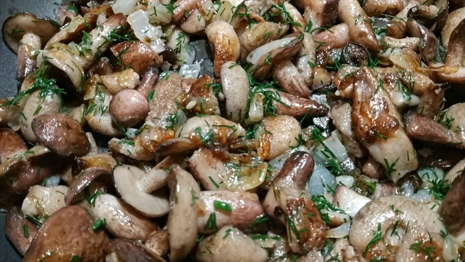 Крупным планом жареные маслята с луком и морковью Крупным планом жареные маслята с луком и морковью