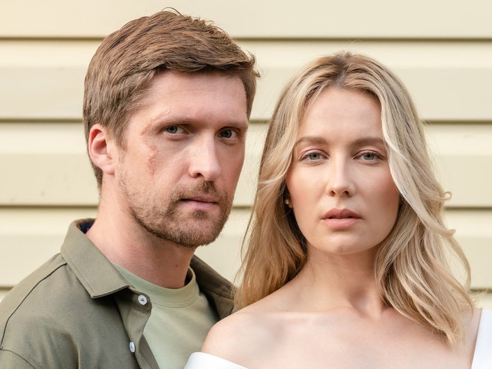 Дмитрий Пчела и Кристина Казинская в сериале «Любовь со шрамом» Дмитрий Пчела и Кристина Казинская в сериале «Любовь со шрамом»