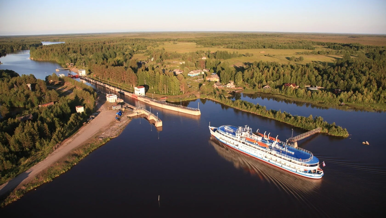 Теплоход совершает круиз из Санкт-Петербурга.