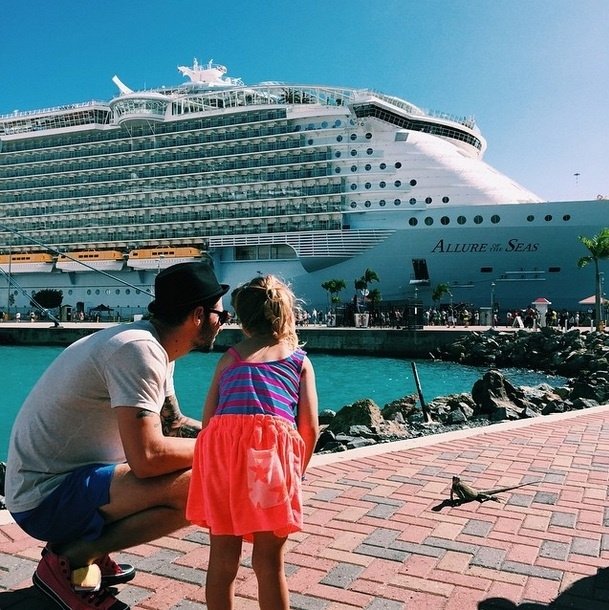 Певица в своем Instagram разместила фото из отпуска, на котором видно, как Сергей показывает младшей дочери звезды, Монике, большой корабль в порту