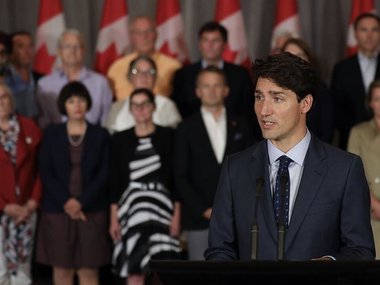 Slide image for gallery: 9945 | Джастин Трюдо: премьер-министр Канады. 47-летний Трюдо держит себя в отличной форме. Он занимается йогой и единоборствами: в 2012 году он даже выиграл благотворительный боксерский матч. В одежде Трюдо тоже предпочитает «моло