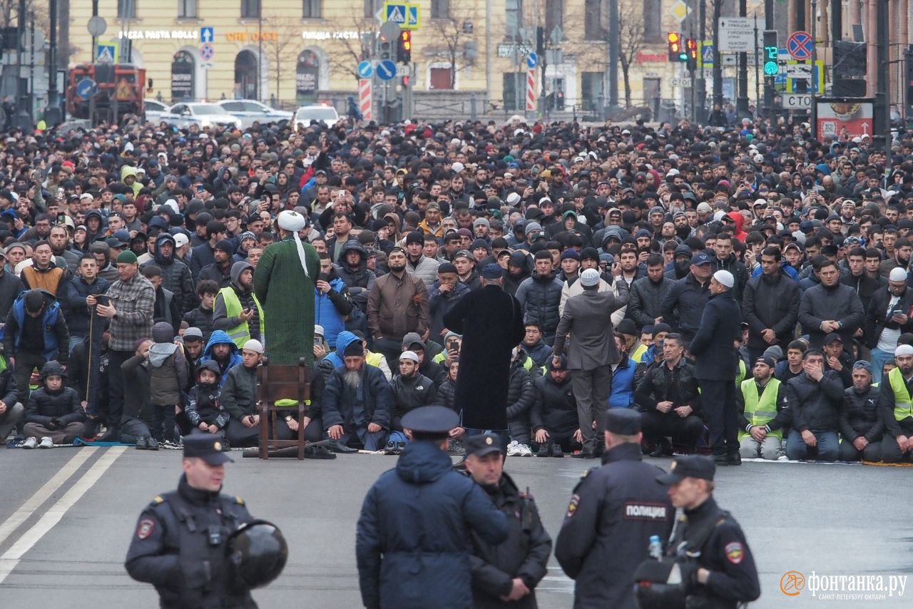 Мусульманский Петербург — большой фоторепортаж «Фонтанки» с улиц, где  молились на Ураза-байрам - Новости Mail.ru