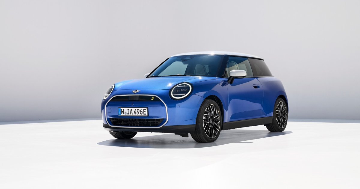 Мини купер поколения. Mini Cooper 2024. Мини Купер четырехдверный. Перламутровый мини Купер 2024. Mini Cooper 2023 новое поколение.