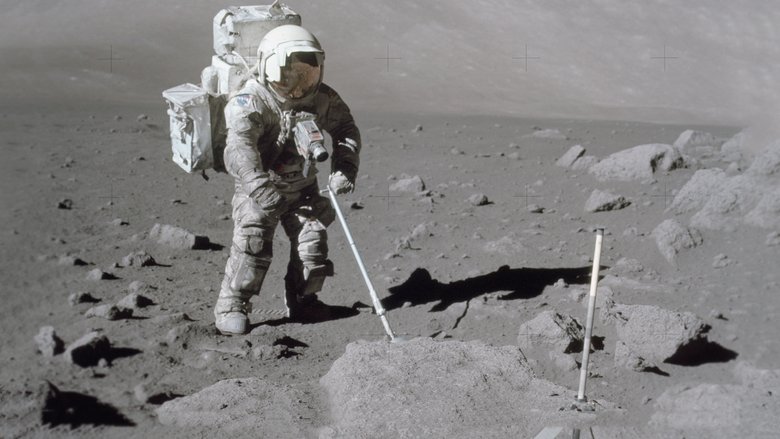 Космонавт НАСА Харрисон Шмитт использует совок для извлечения лунных образцов во время миссии «Аполлон-17» в 1972 году. «Лунная сенная лихорадка», как описал Шмитт во время миссии «Аполлон-17», вызвала симптомы у всех 12 человек, которые ступали на Луну. Фото: NASA