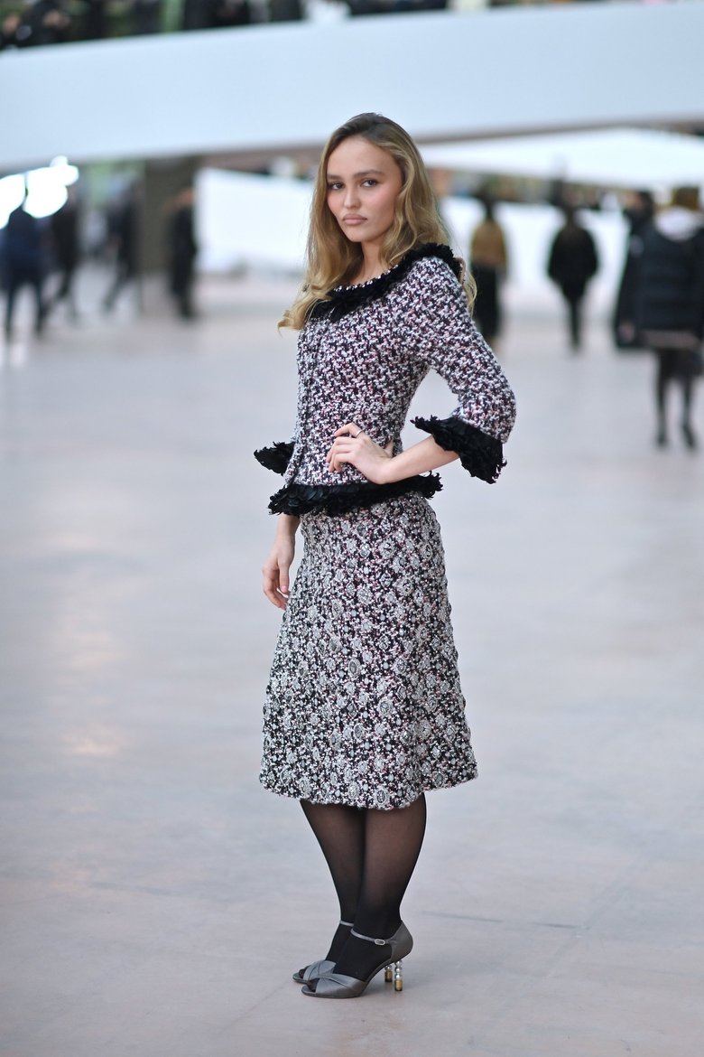 Лили-Роуз Депп на показе Chanel Haute Couture весна-лето 2025 Лили-Роуз Депп на показе Chanel Haute Couture весна-лето 2025