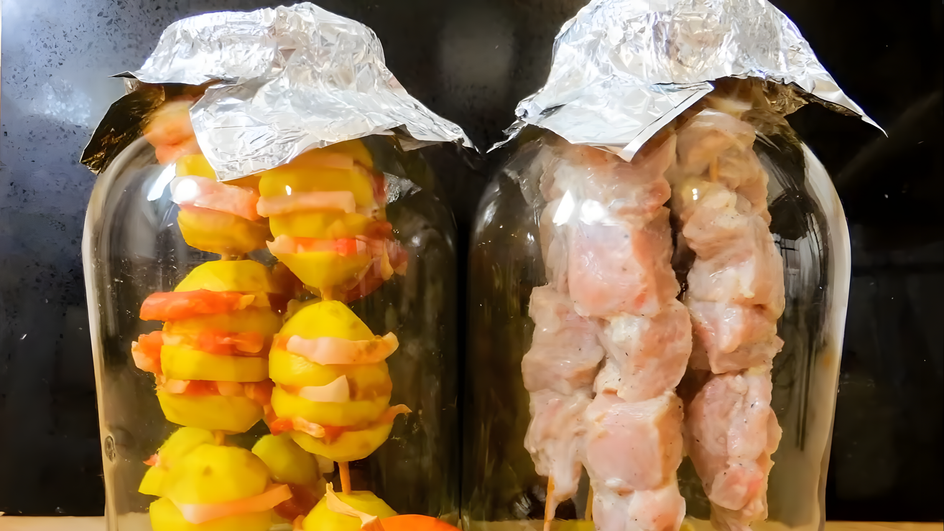 Две банки с шашлыком на шпажках стоят друг с другом Две банки с шашлыком на шпажках стоят друг с другом