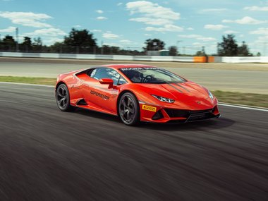 slide image for gallery: 24755 | Lamborghini Huracan Evo