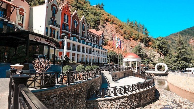 Боржоми (Грузия). Город-курорт, знаменитый своей углекислой минеральной водой – во времена СССР ее производилось до 400 млн литров в год. Местные санатории специализировались на лечении ожирения, диабета и расстройств пищеварительного тракта.
