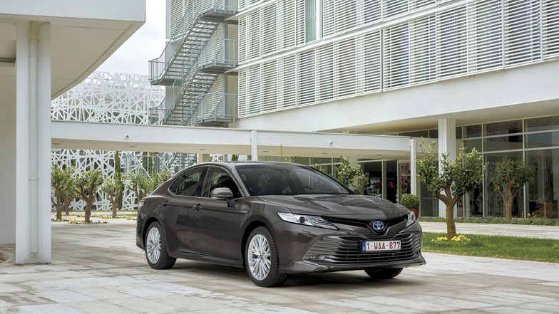 slide image for gallery: 25075 | Toyota Camry Hybrid