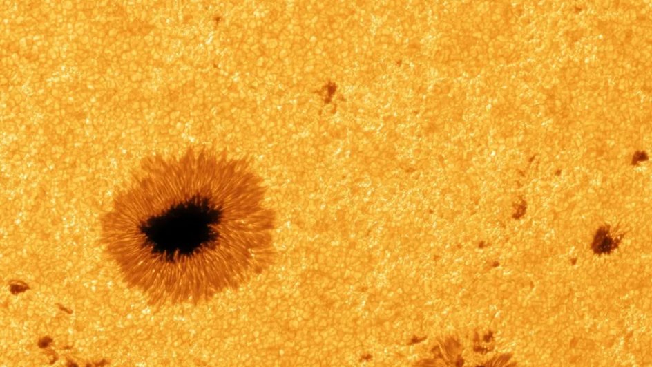 Группа солнечных пятен AR1520 на снимке 7 июля 2012 года Группа солнечных пятен AR1520 на снимке 7 июля 2012 года