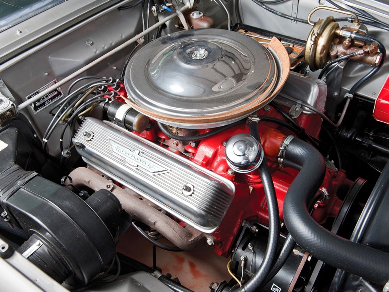 Мощный мотор V8, в зависимости от версии развивавший от 193 до 270 л.с., был явно предпочтительнее «корветовской» «шестерки»