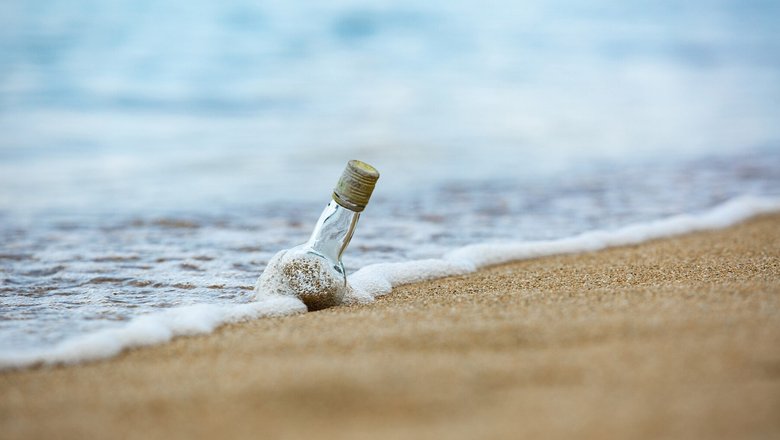 Письмо в бутылке нашли спустя 50 лет после отправки. Письмо в бутылке нашли спустя 50 лет после отправки.