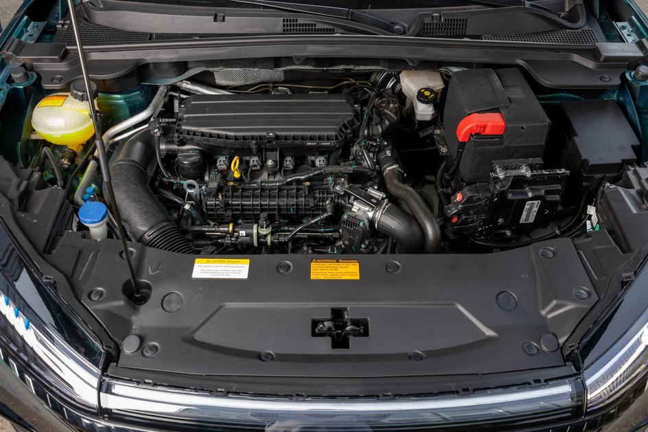 Двигатель из серии Mach Power оснащен турбокомпрессором BorgWarner. Крутящий момент 305 Н·м выдается «плавно» в диапазоне оборотов 2000-4000 об/мин. Емкость топливного бака небольшая, всего 51 литр. При этом в активном режиме езды расход топлива составляет около 10 литров/100 километров. Пневмостойки на капоте отсутствуют