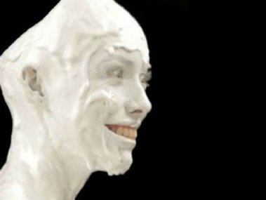 Slide image for gallery: 2090 | В первом ролике человек-мороженое в течение минуты смотрит на рожок с мороженым
