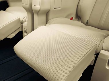 slide image for gallery: 26720 | Toyota Alphard