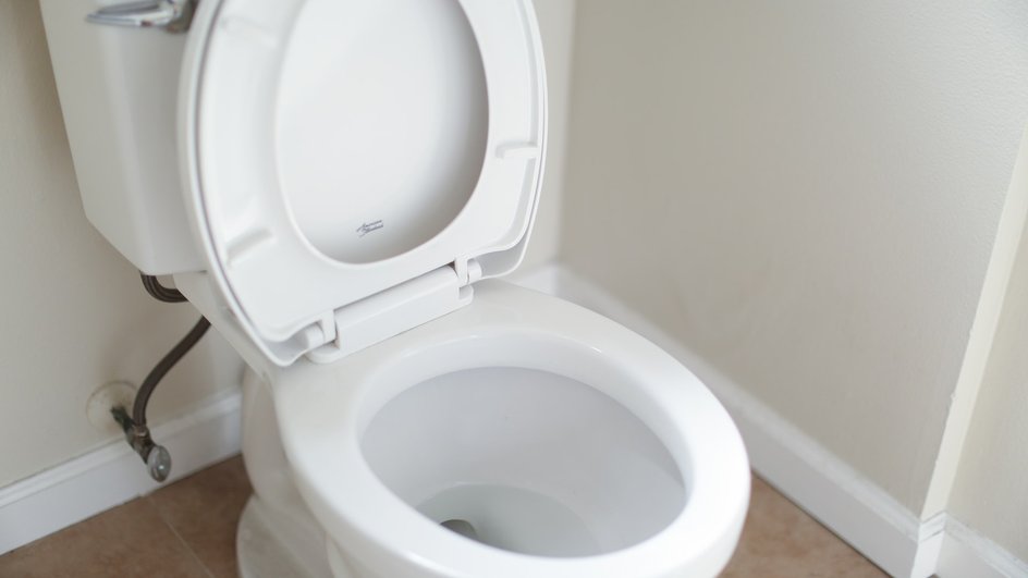 Засорился унитаз туалетной бумагой – что делать в домашних условиях