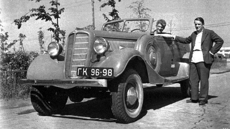 ГАЗ 61-40 (1938 г.). Открытый кузов пригодился для полноприводной модели. За рулем инженер Виталий Грачев, ведущий по внедорожникам. Рядом Липгарт. ГАЗ 61-40 (1938 г.). Открытый кузов пригодился для полноприводной модели. За рулем инженер Виталий Грачев, ведущий по внедорожникам. Рядом Липгарт.