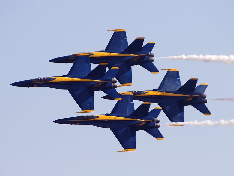 «Голубые ангелы» выполняют фигуру пилотажа «ромб». Расстояние между самолётами 45 см. Фото Public Domain