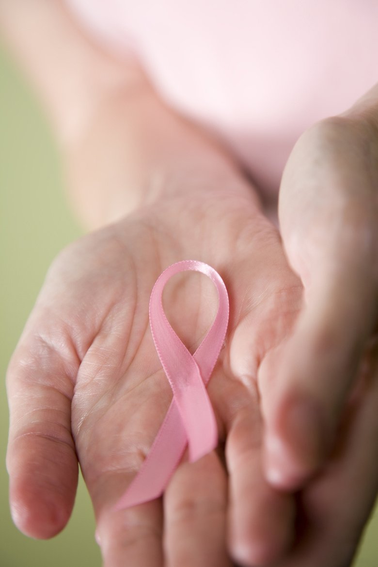 До 40 лет специалисты рекомендуют женщинам ежегодно проходить процедуру УЗИ. А после 40 лет стоит обращаться за маммографическим исследованием. По мнению ВОЗ, это наиболее эффективный и точный метод обследования на сегодня. Вероятность полного излечения при постановке диагноза на ранней стадии составляет 92%