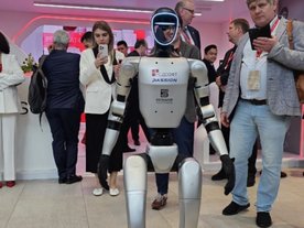 Робот Володя на ПМЭФ 2025