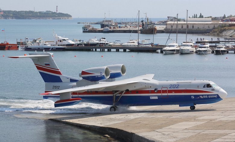 Самолет Бе-200 выбирается на сушу. Фото: Aeroexpo Online