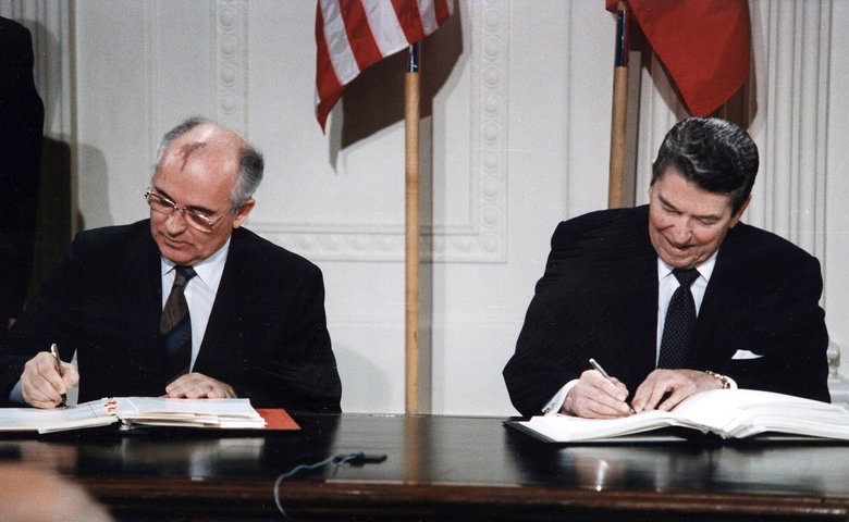 Президент США Рейган и Генеральный секретарь ЦК КПСС Горбачёв подписывают Договор о РСМД в восточной комнате Белого дома / Wikimedia