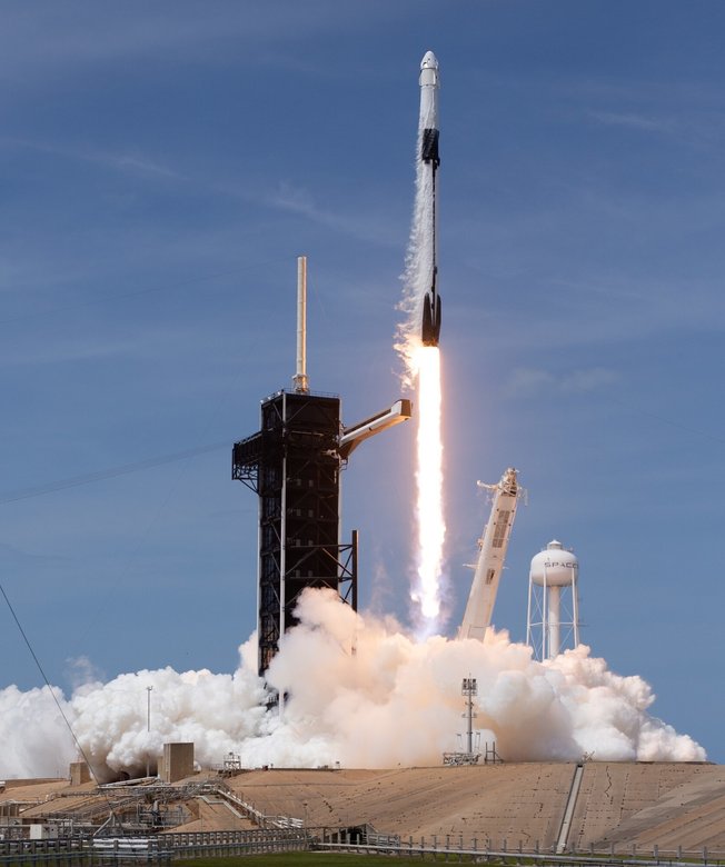 Falcon 9. Фото: Wikimedia / NASA / Joel Kowsky