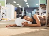 Ленивый спорт: как накачать попу на подушке с книжкой