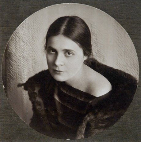 Репродукция с фотографии А. Бохмана "Лиля Брик. Рига", 1921 г