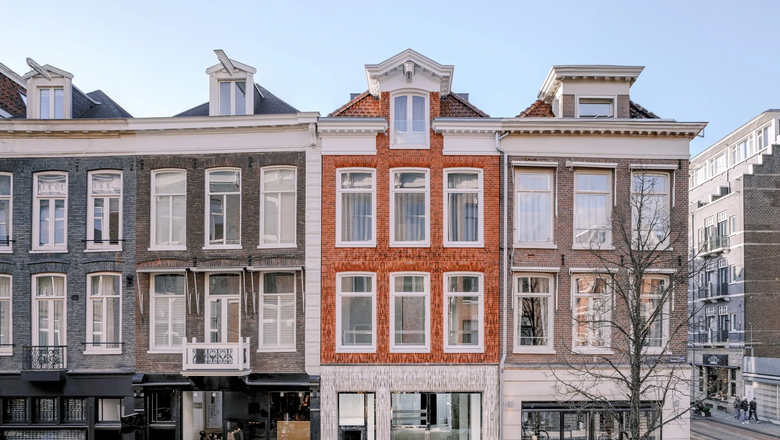 Здание расположено в оживленном районе Амстердама.