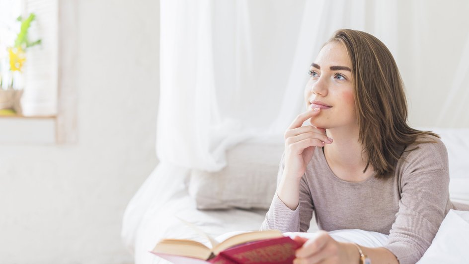 Девушка-Рак замечталась, читая книгу Девушка-Рак замечталась, читая книгу