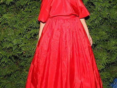 Slide image for gallery: 1428 | Кажется, Ксения и сама не может поверить, что отважилась надеть это алое «великолепие». Есть подозрения, что сначала из этих 25 метров предполагалось сшить гардины…